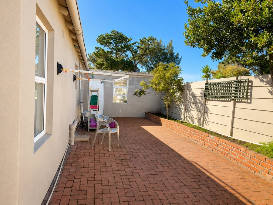 To Let 4 Bedroom Property for Rent in Edgemead Western Cape